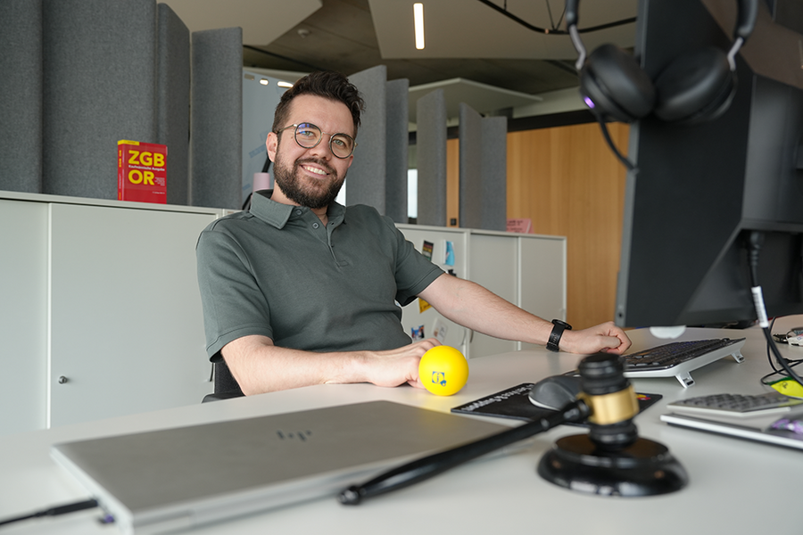 Artikelvisual: Vom Trainee zum Hüter des Arbeitsrechts: Dominik und seine Mission für Fairness
